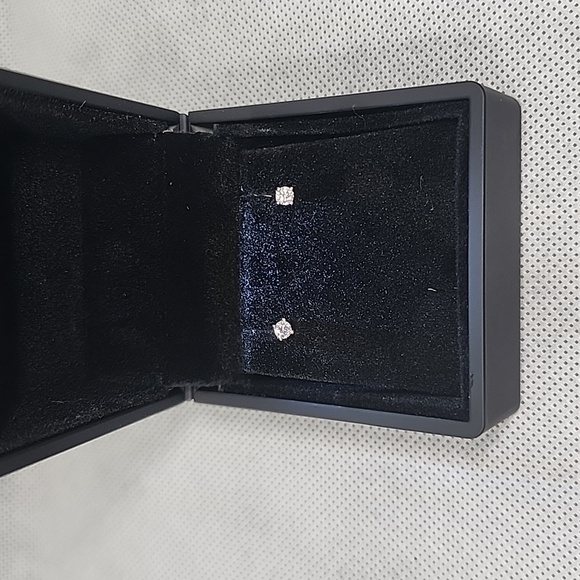 STUNNING MOISSANITE STUD EARRINGS - Picture 4 of 5